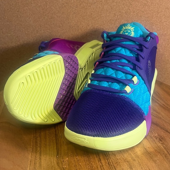 Nike 
Labron james 
Witness 8
Girls purple
NWOT - Picture 9 of 13